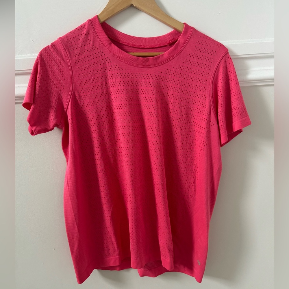 Lululemon Perforated workout tee - size 6 GUC